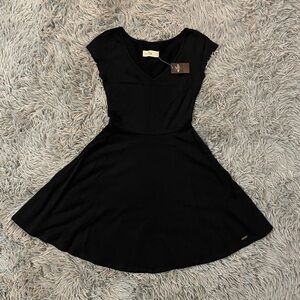 NWT Hollister Womens V-Neck Cap-Sleeved Mini A-Line Dress in black color